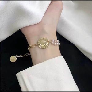 NWT Pearl layering coin bracelet metal gold charm vintage baroque European 2021